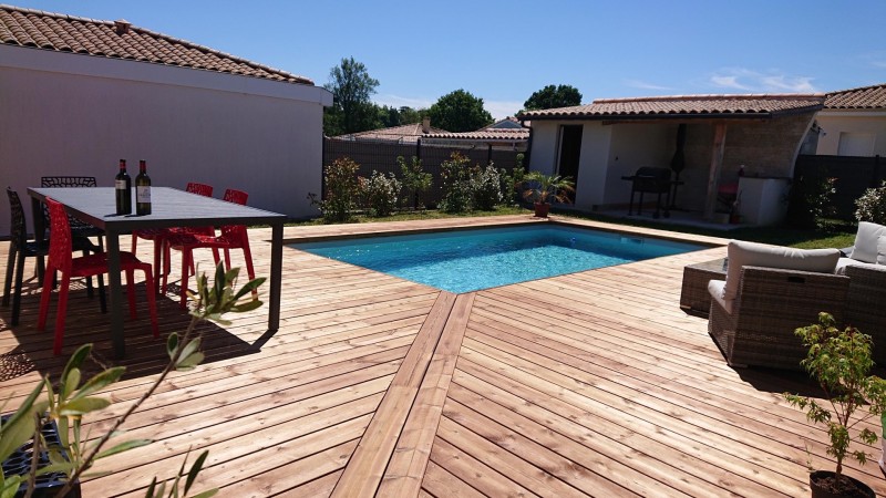 comment réalisé une terrasse en bois avec une piscine de travers par rapport a la maison  à Beychac et Cailleau