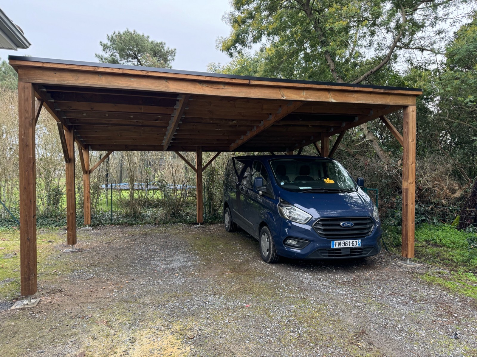 Abri de voiture en pin classe 4 avec toit en bardeau bitumé – Fabrication sur mesure en nord-Gironde