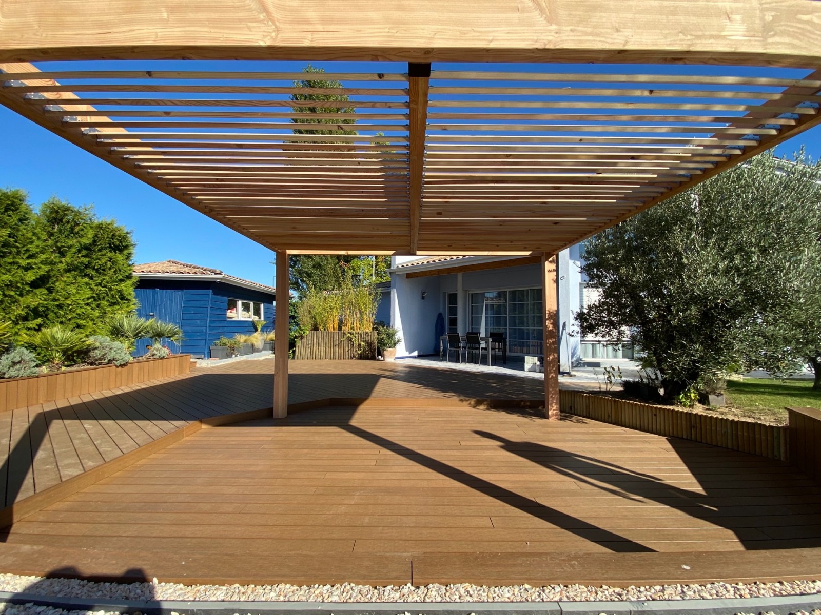 Structure en Bois Sur-Mesure : Pergola Bioclimatique Alliant Style et Fonctionnalité à Castelnau de Médoc