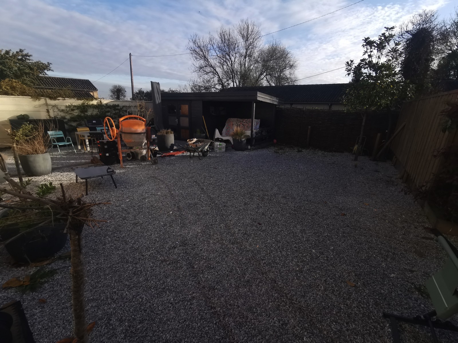 réalisation d’un espace extérieur autour d’une piscine demi enterré, création d’une terrasse en pin US classe 4 par DecoBois33 à bouliac proche de bordeaux