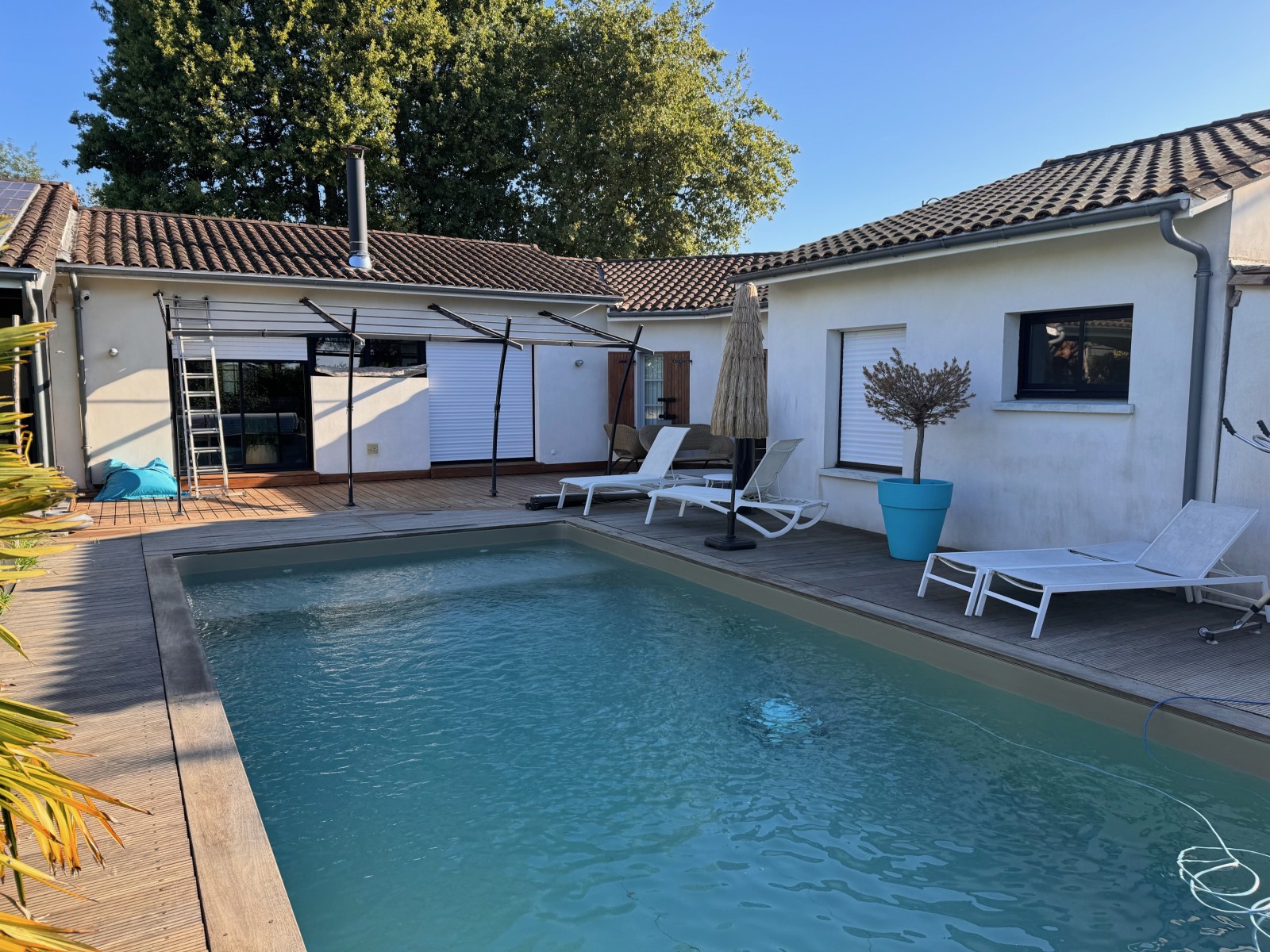 État initial de la maison avant installation du bardage en Douglas à Pompignac, proche de Bordeaux. Un projet de 350 m² pour moderniser et protéger durablement la façade.