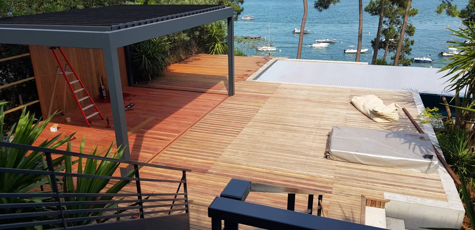 Entreprise pour pose de terrasse en bois naturel avec lames rainurées et tour de piscine sécurisé sur Bordeaux en Gironde