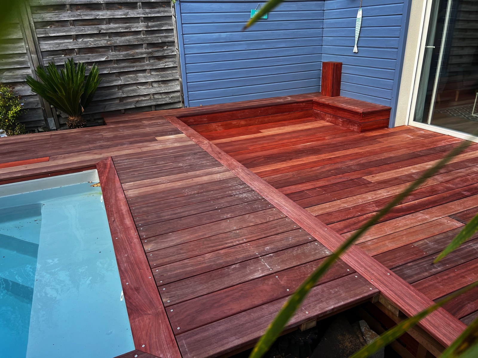 Terrasse en bois exotique padouk de 45 m², avec structure en bois exotique à Cauderan proche de Bordeaux