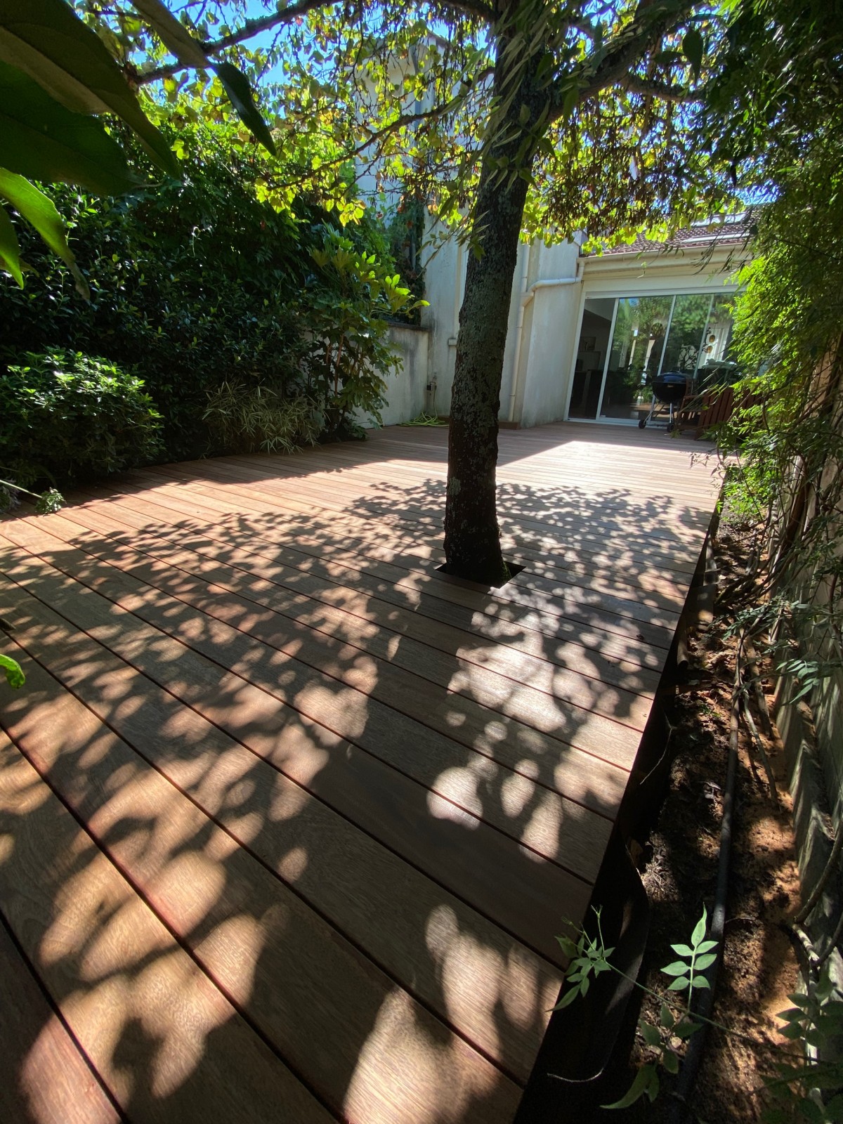 Terrasse en bois exotique merbau en fixation invisible de 40 m² à Talence.