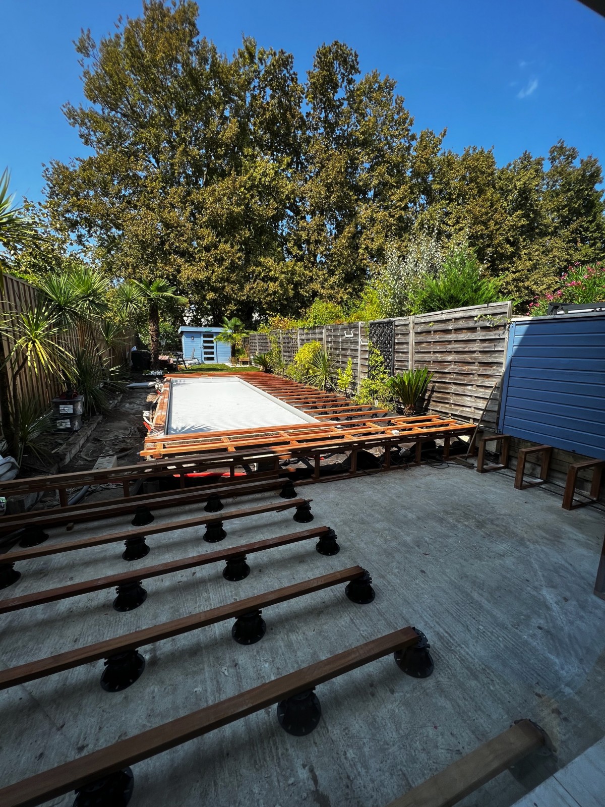 Terrasse en bois exotique padouk de 45 m², avec structure en bois exotique à Cauderan proche de Bordeaux