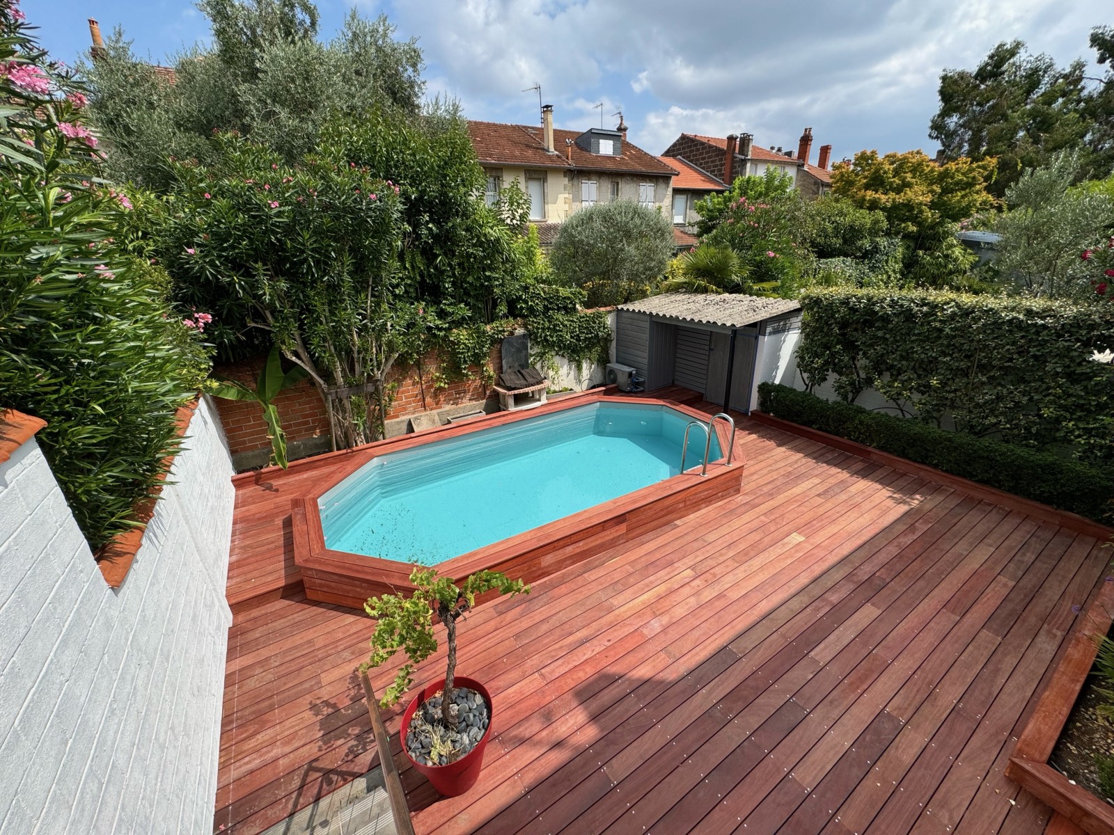 Aménagement extérieur haut de gamme : terrasse padouk grisé moderne à Bordeaux