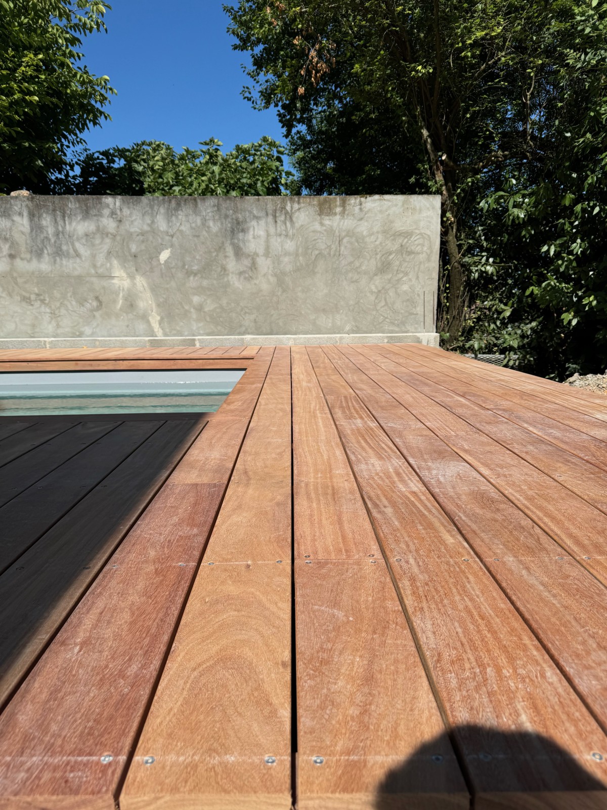 Terrasse bois cumaru résistante et élégante installée par Decobois33