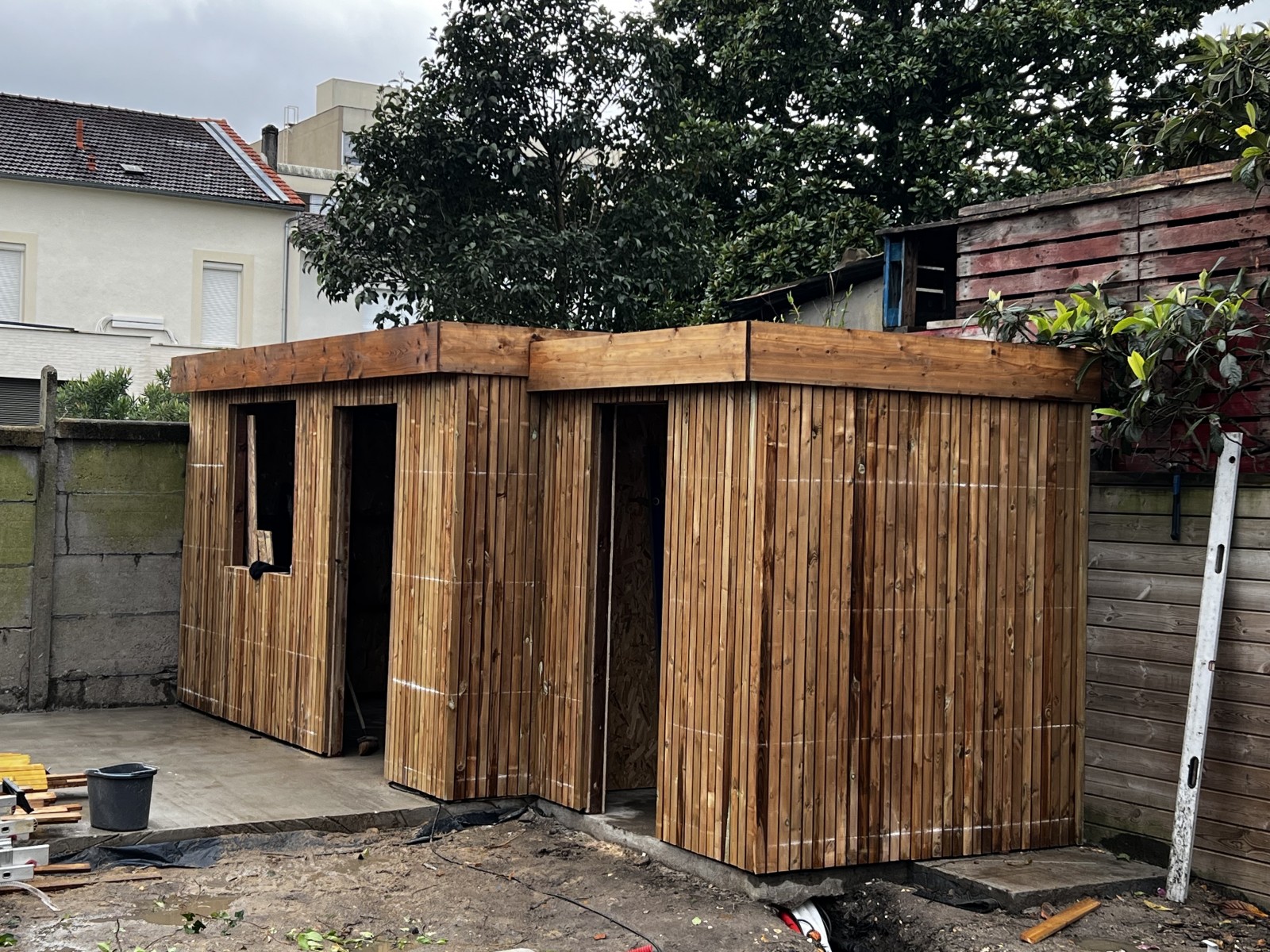 Un espace extérieur optimisé à Bordeaux , grâce à ce cabanon personnalisé avec un faux toit plat et un bardage bois clair