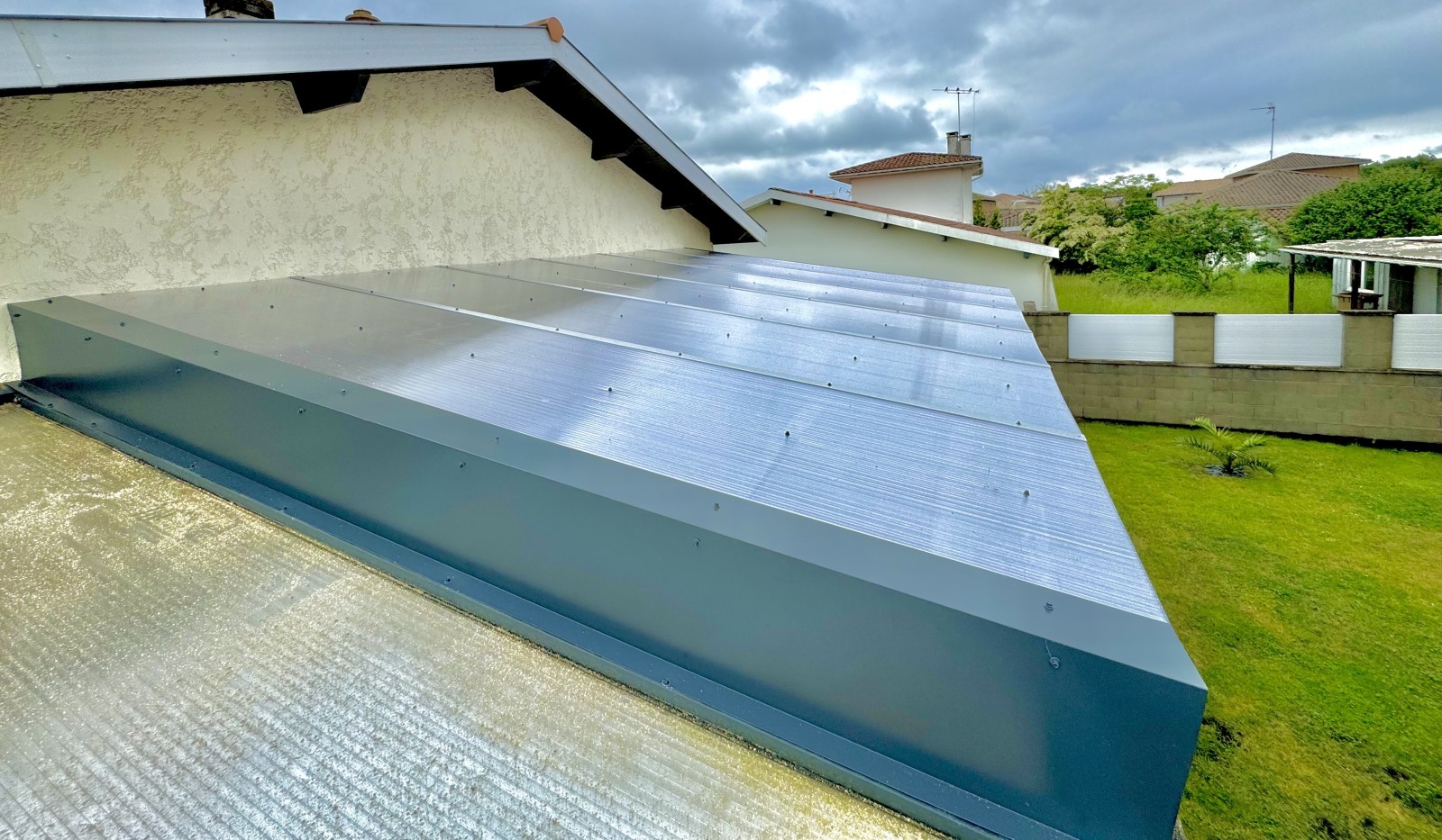 vue de dessus d'une pergola en pin traité classe 4 avec toiture en polycarbonate à La Teste