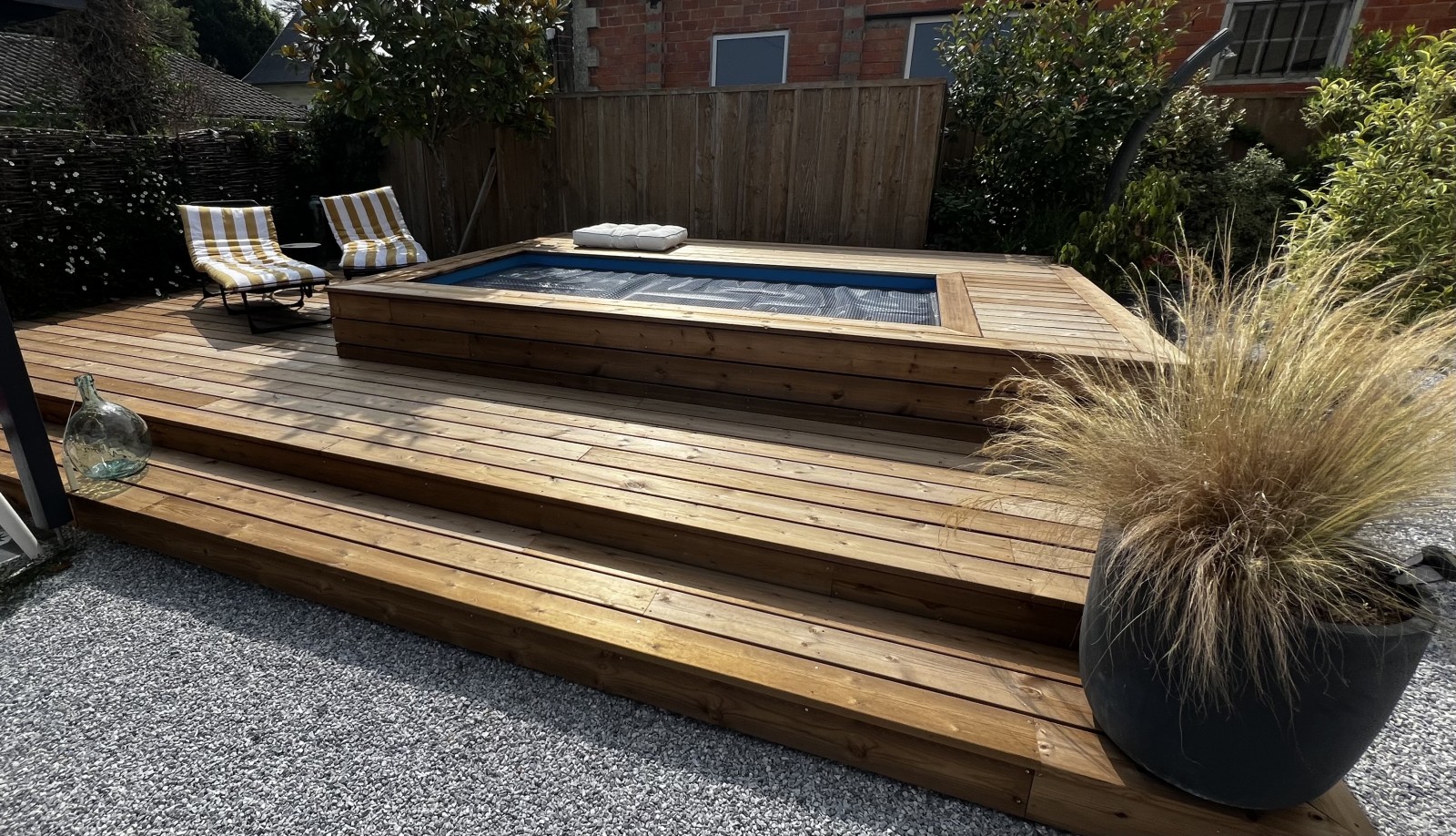 aménagement extérieur d'une terrasse en pin US classe 4 couleur marron clair avec marche et piscine dans un petit jardin a bordeaux