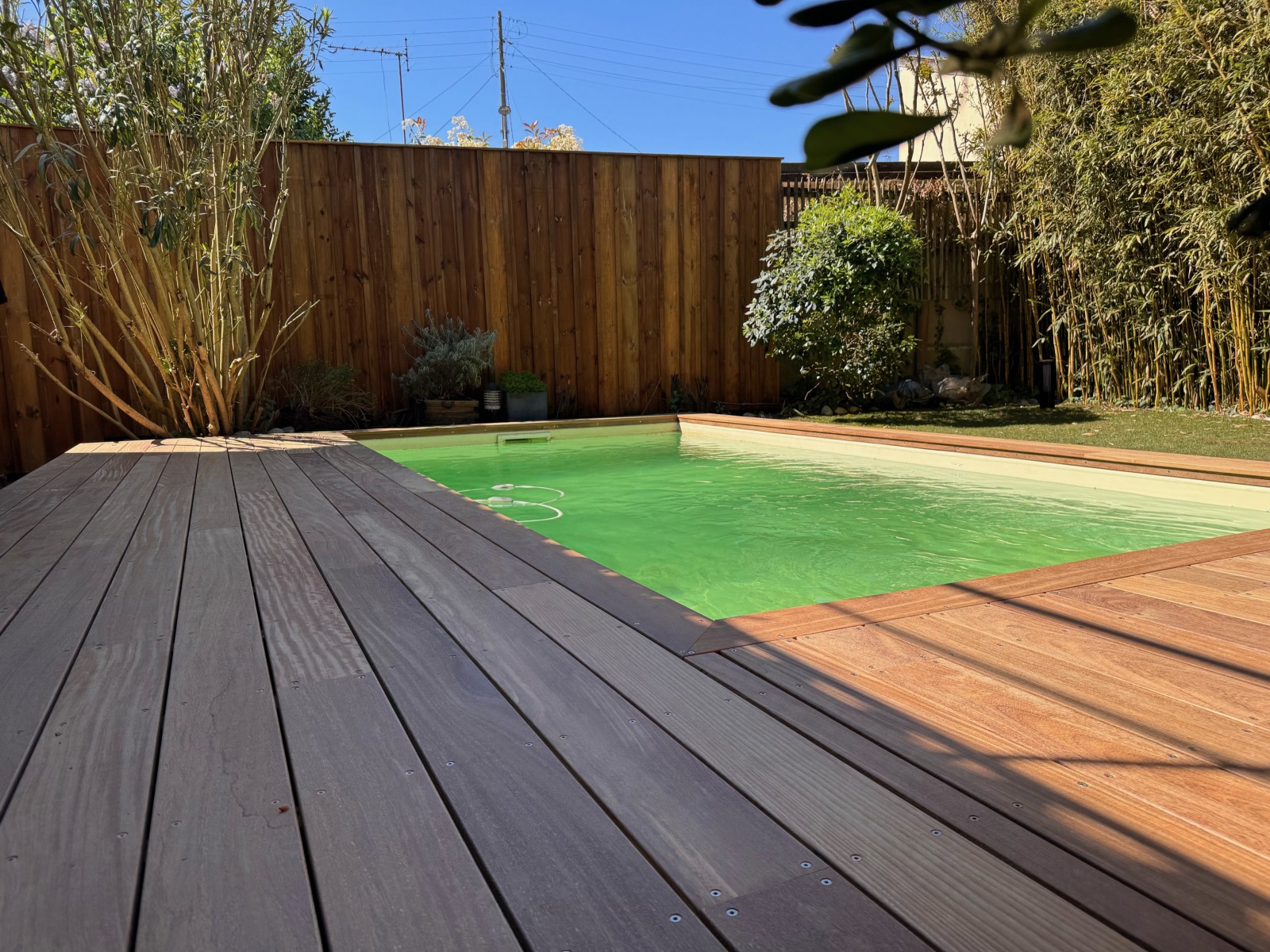 Terrasse bois haut de gamme en Cumaru pour maison contemporaine à Bordeaux