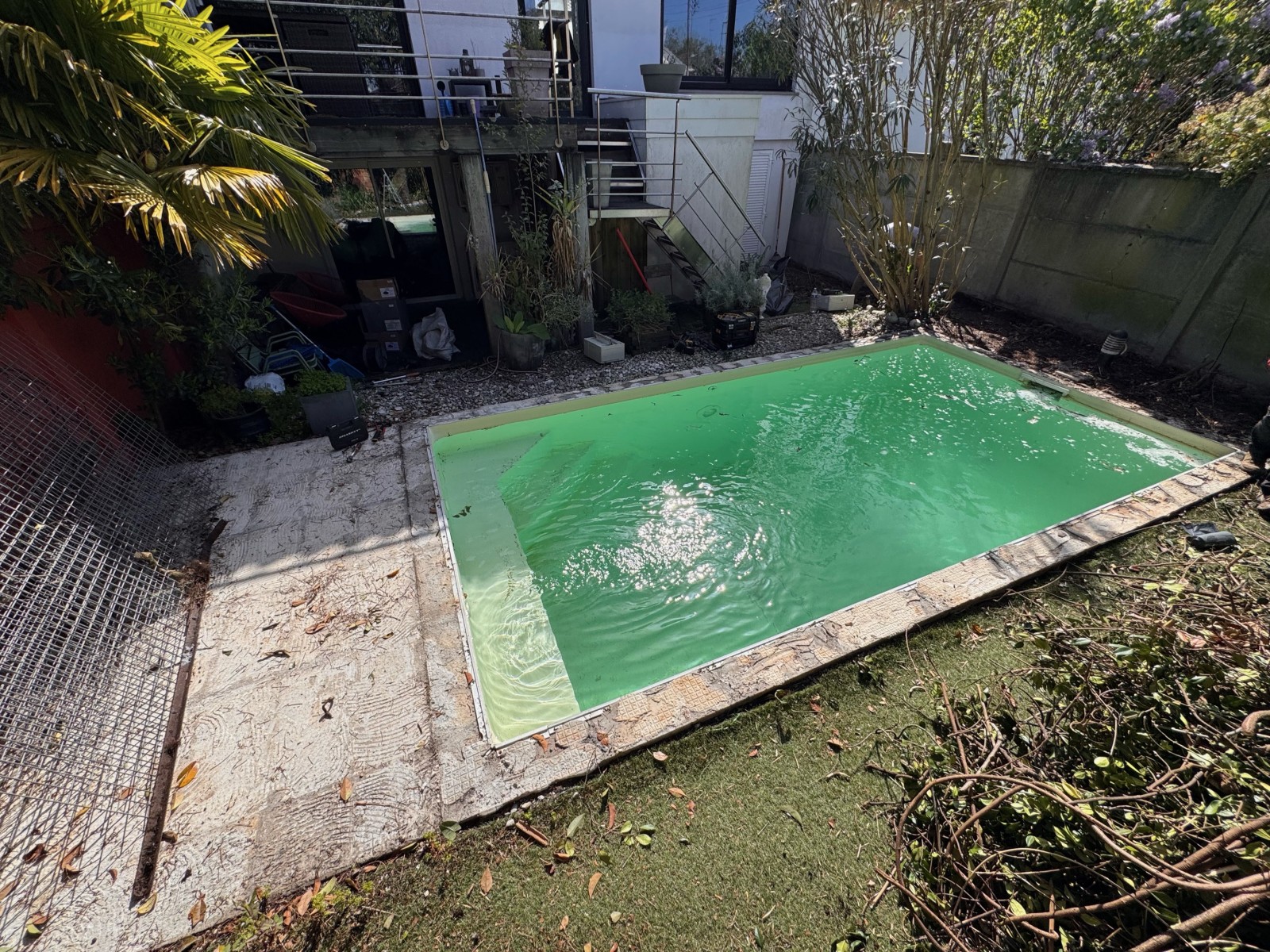 Avant travaux : jardin à rénover avant la création d’une terrasse en bois à Bordeaux