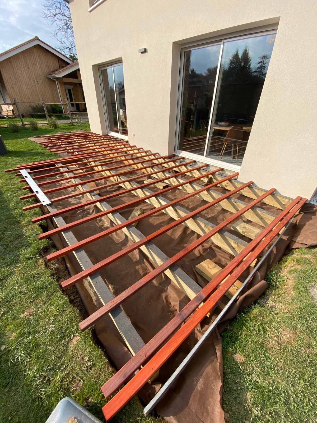 pose de double structure pour les lames en cumaru terrasse bois exotique par décobois près de bordeaux