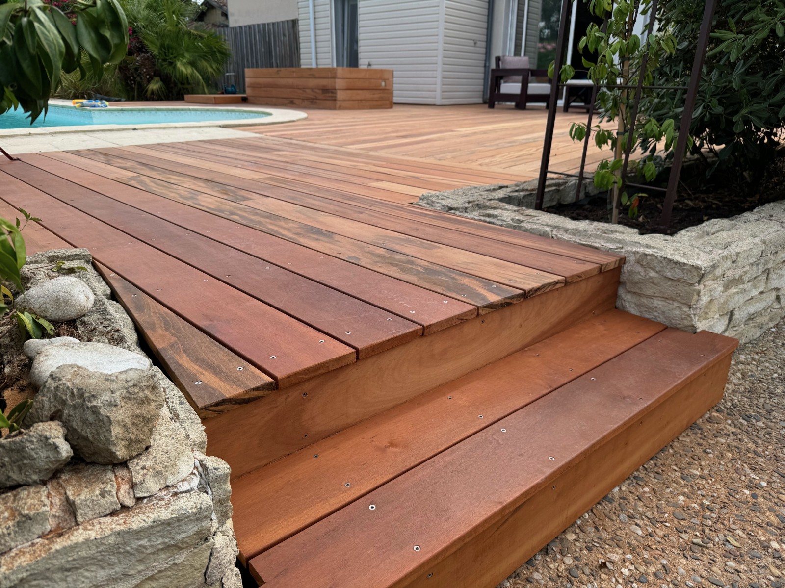 Une terrasse en bois d'exception : Le Tiger Wood, un choix idéal pour une piscine à Saint-Sulpice-et-Cameyrac. Design moderne, durabilité et praticité au rendez-vous