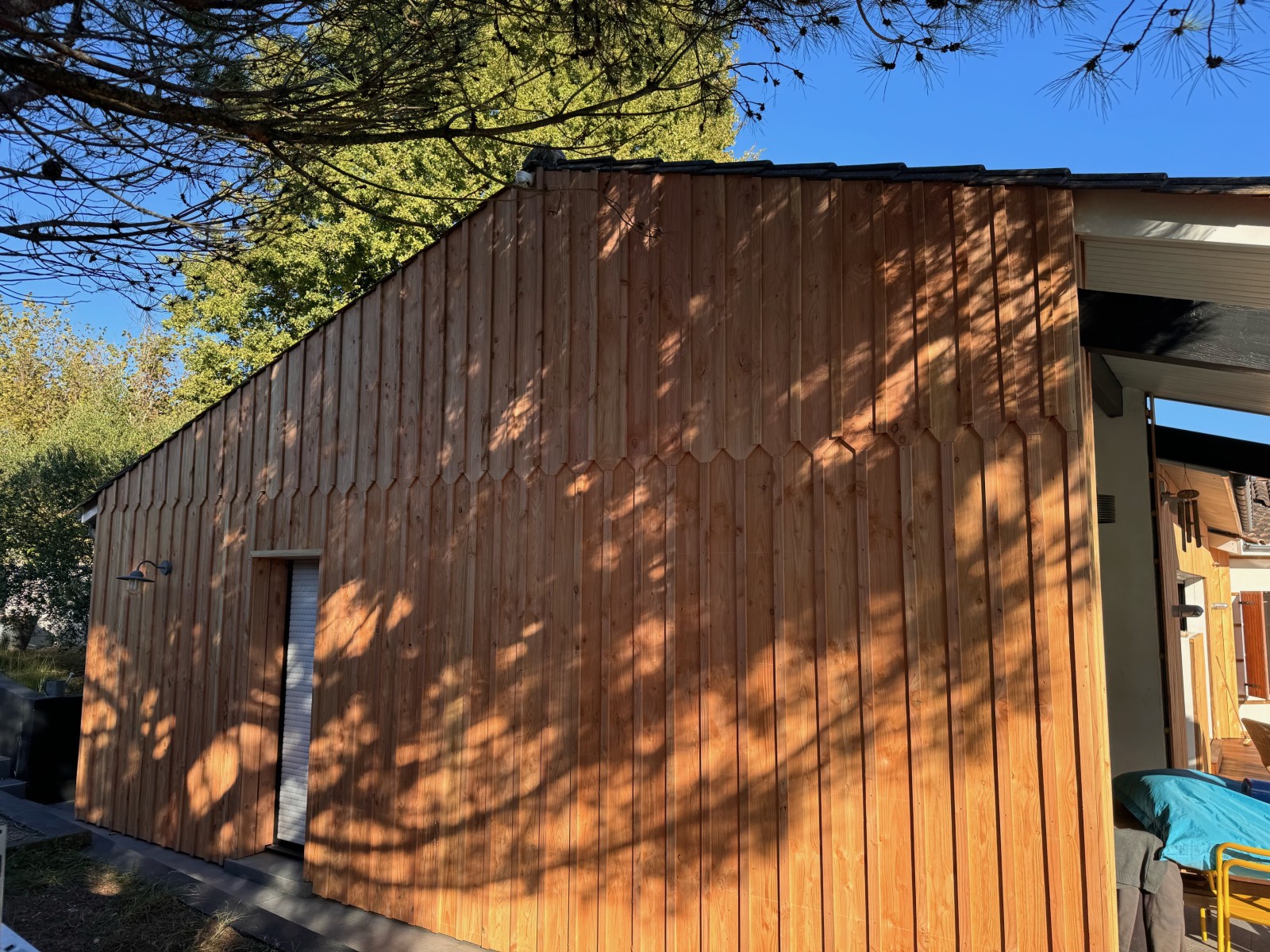 Chantier terminé à Pompignac près de Bordeaux : 350 m² de bardage Douglas posés avec soin. Le style arcachonnais met en valeur l’architecture tout en assurant durabilité et résistance aux intempéries. 