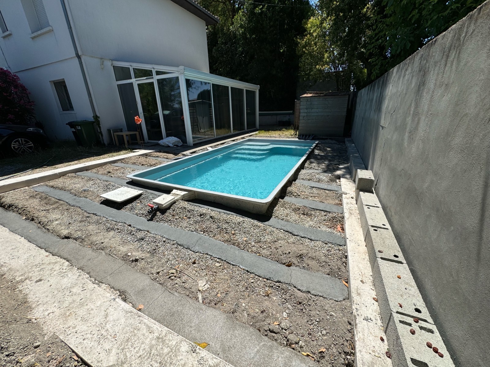 Longrines béton servant de support solide pour terrasse en bois exotique à Bordeaux Bassens