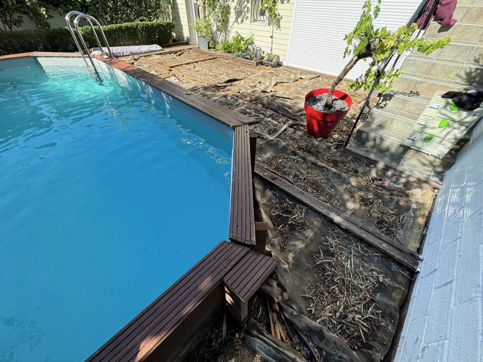 Espace extérieur avant la réalisation de la terrasse en padouk à Bordeaux