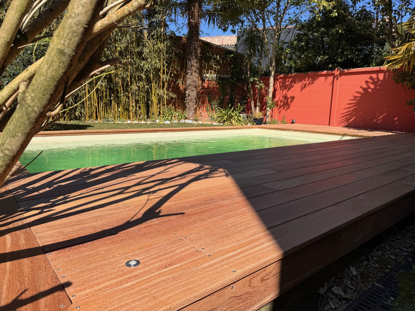 Métamorphose d’un extérieur avec une terrasse en Cumaru sur mesure à Bordeaux