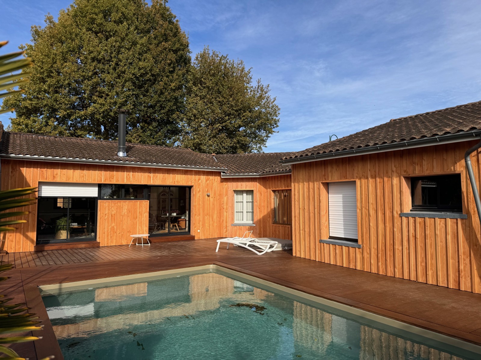 Transformation extérieure réussie en Gironde : bardage Douglas style arcachonnais sur 350 m². Un cachet unique et une finition haut de gamme pour cette maison située à Pompignac.