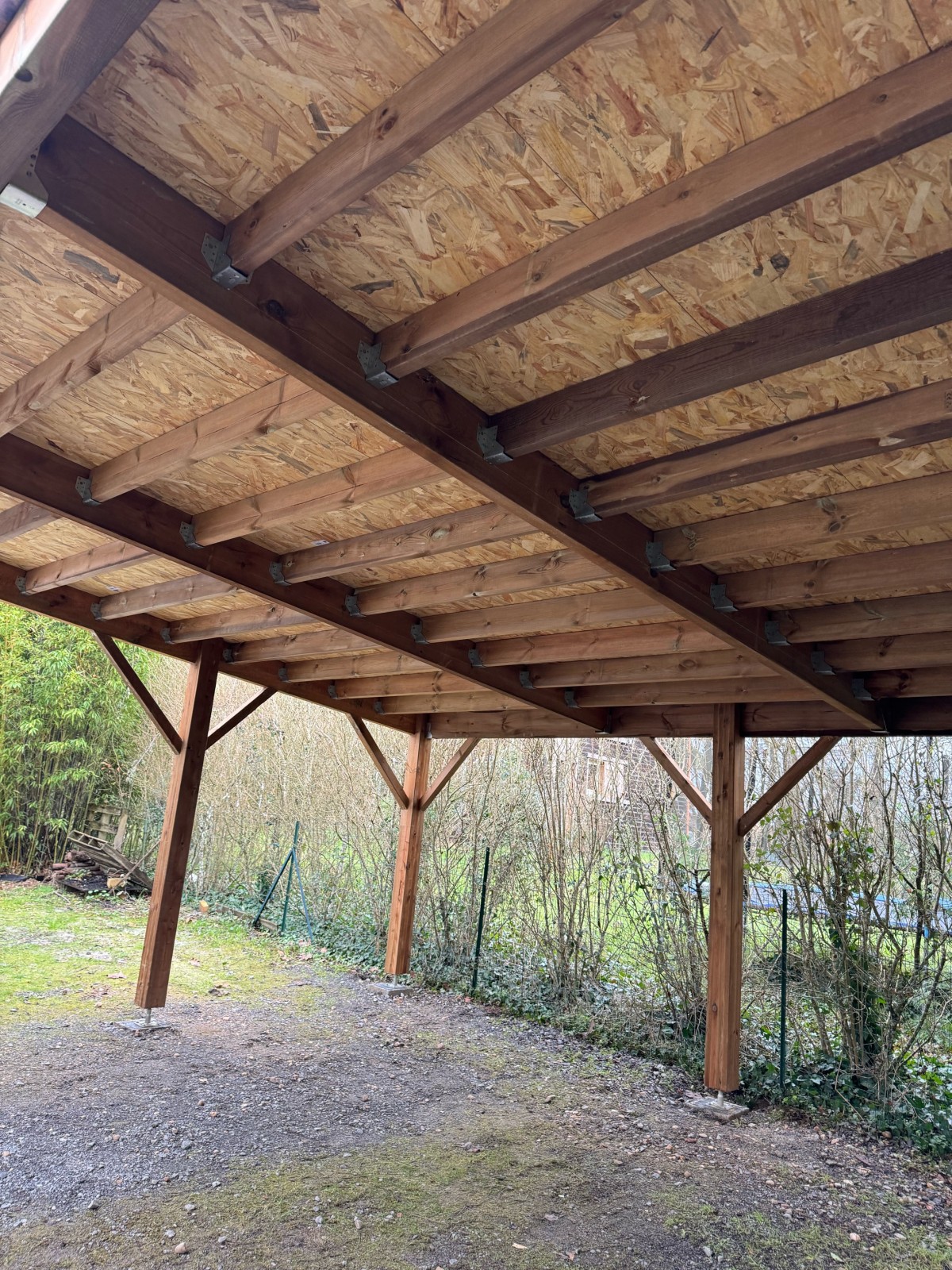 Carport sur mesure en pin classe 4 – Protection idéale pour véhicules près de Bordeaux
