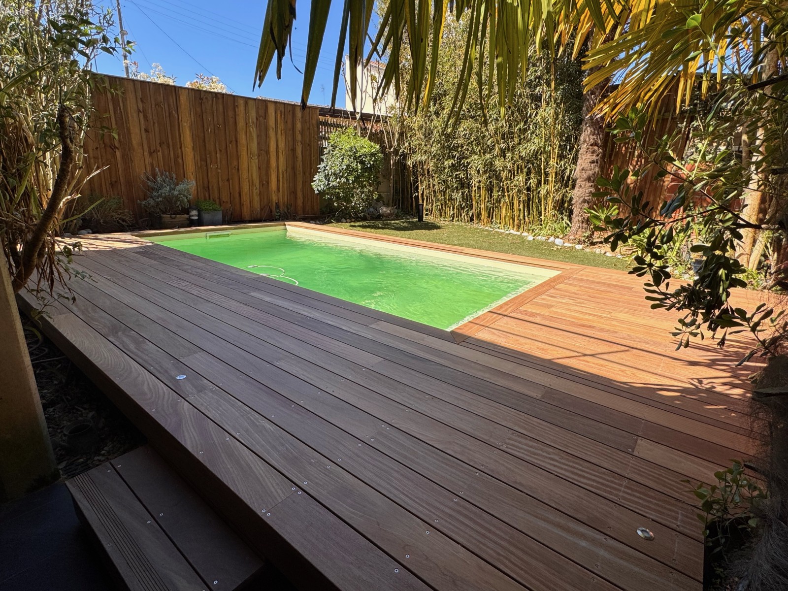 Création d’une terrasse bois exotique en Cumaru dans un jardin à Bordeaux