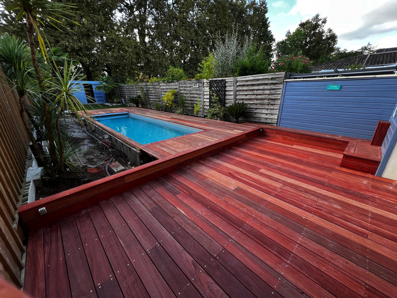 Terrasse en bois exotique padouk de 45 m², avec structure en bois exotique à Cauderan proche de Bordeaux
