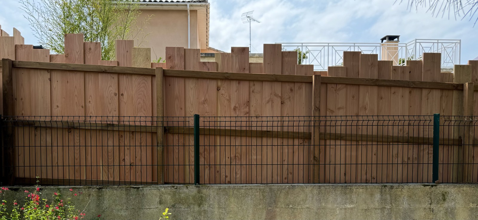 Structure arrière de la clôture en Douglas – Vue depuis la propriété voisine