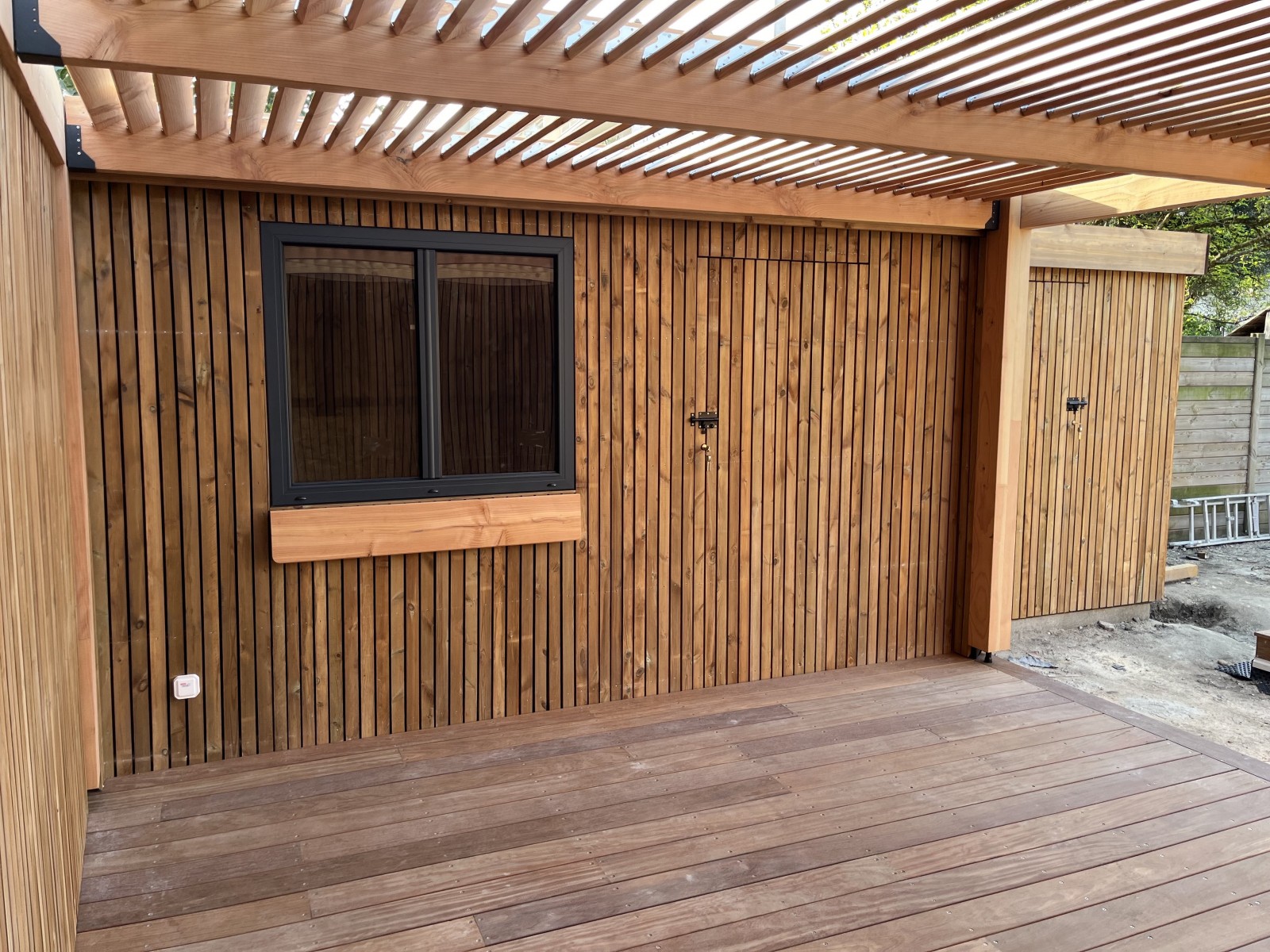 Faux toit plat et bardage en bois clair : l'alliance parfaite entre esthétique et fonctionnalité pour ce cabanon à Bordeaux.