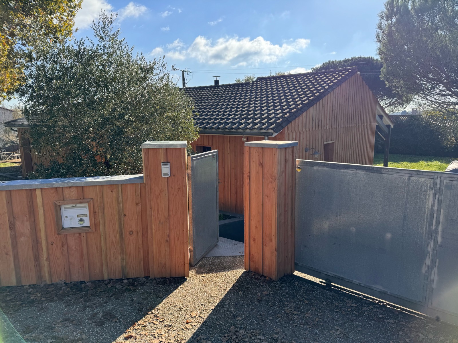 Clôture bois design avec couvertine zinc – Bordeaux Métropole Projet d’aménagement extérieur combinant bois naturel et zinc pour une finition moderne. Une solution durable et esthétique pour délimiter une propriété à Artigues-près-de-Bordeaux.