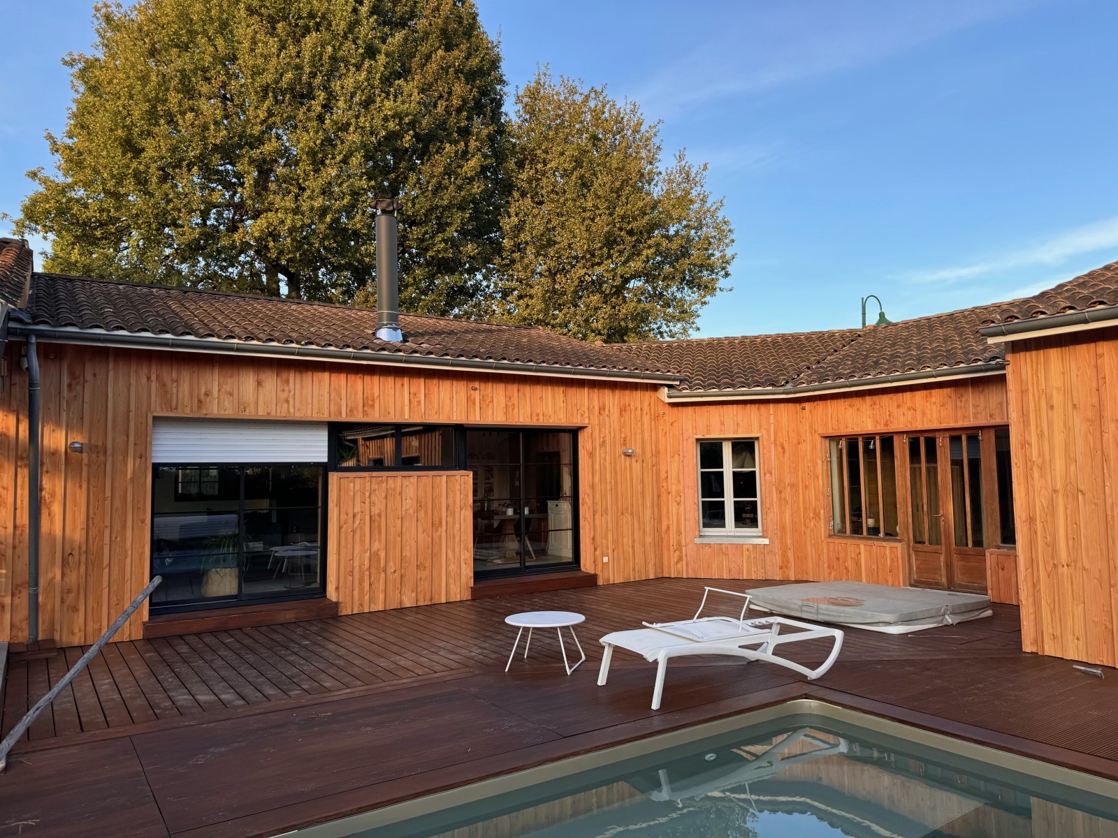 Projet d’aménagement extérieur combinant bois naturel et zinc pour une finition moderne. Une solution durable et esthétique