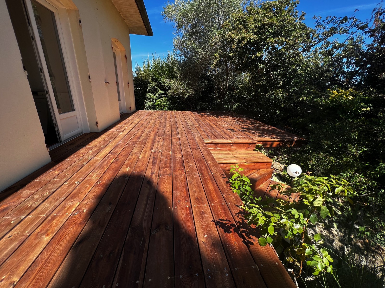 Poseur de terrasse en bois composite sur-mesure avec finition antidérapante et  avec trappe coulissante à Libourne 33500
