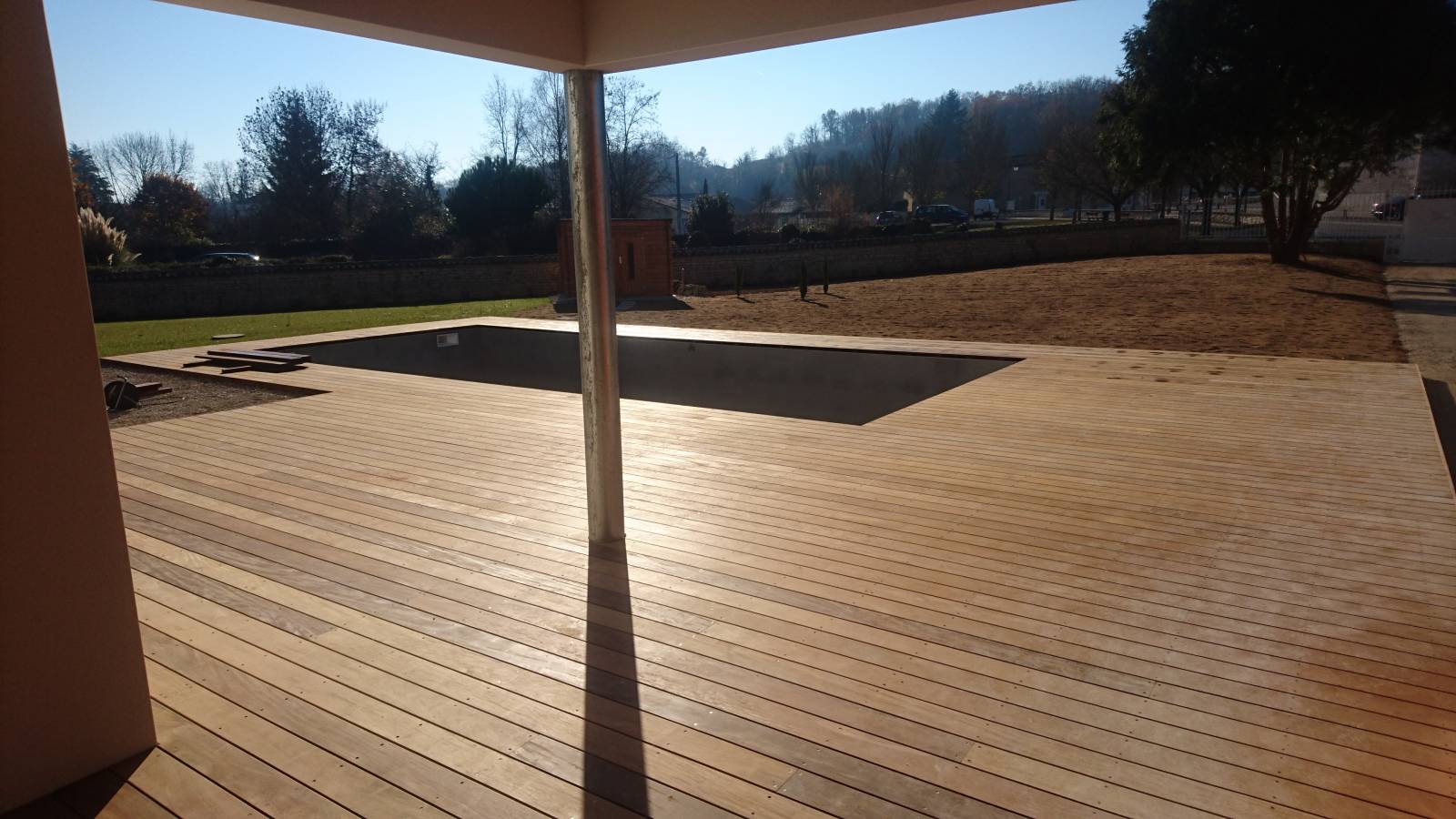 Installation de terrasse et tour de piscine en bois exotique ipé avec fixation invisible et entretien facile à Saint André de Cubzac (33240)