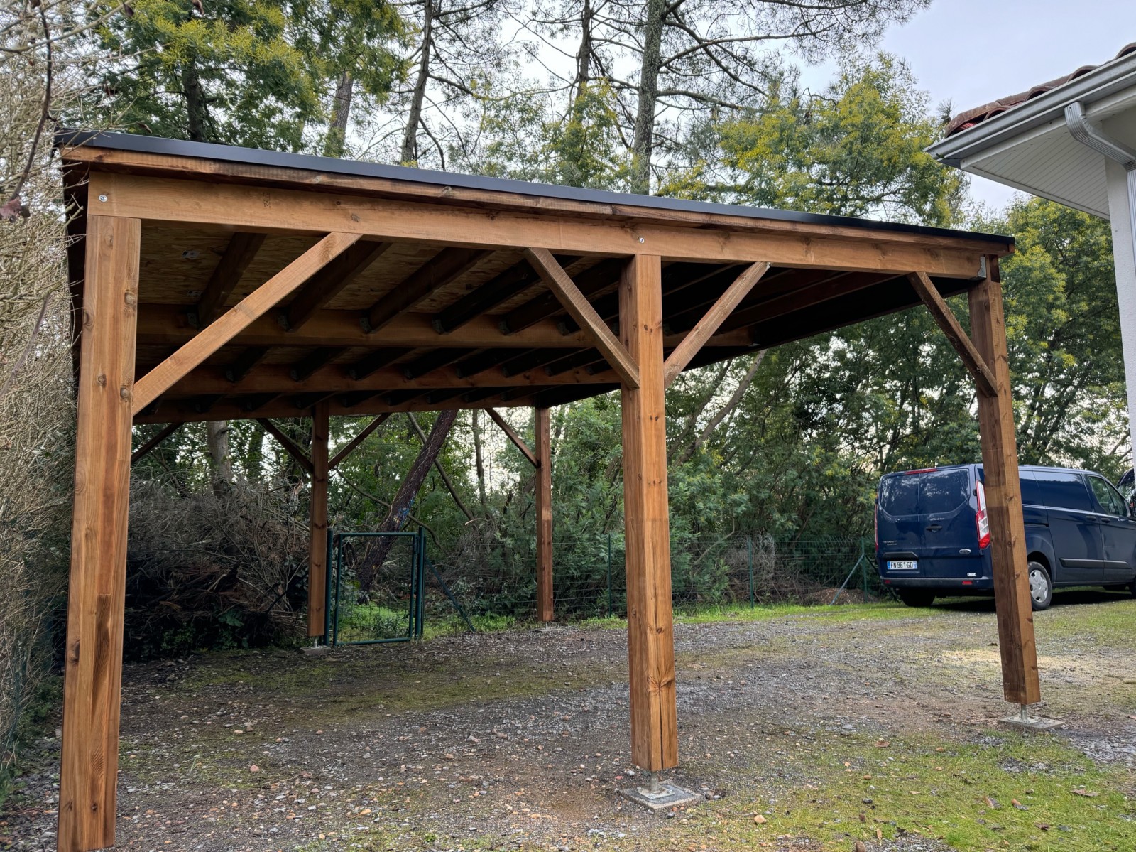 Installation de carport en bois 6m x 5m – Solution durable en nord-Gironde