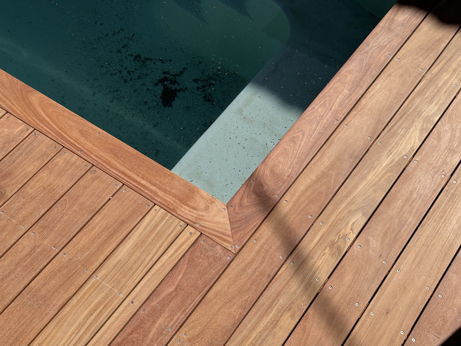 Vue d’ensemble d’une terrasse en cumaru avec piscine à Bordeaux Bassens