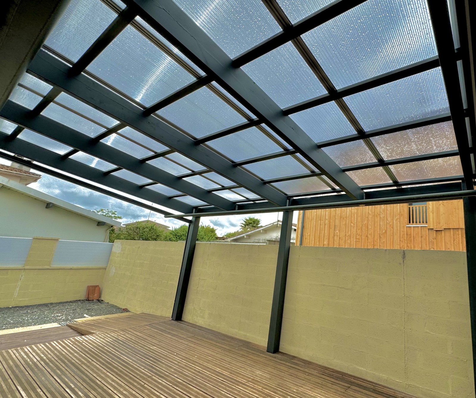 Pergola élégante et moderne sur le Bassin d’Arcachon – Structure en bois et couverture polycarbonate