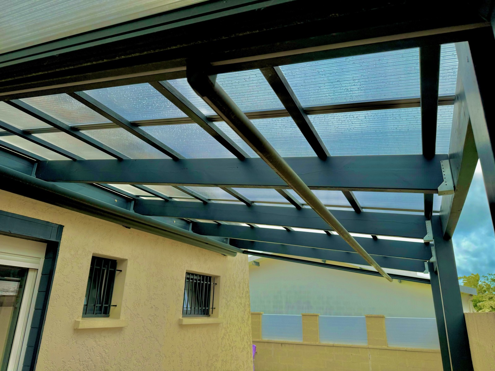 Aménagement extérieur de 24 m² – Pergola gris anthracite sur mesure à La Teste-de-Buch (33)
