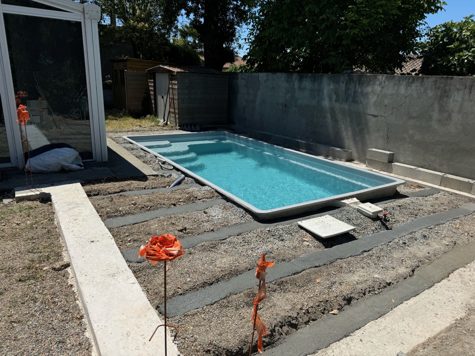 Mise en place des longrines béton pour une terrasse cumaru durable en Gironde