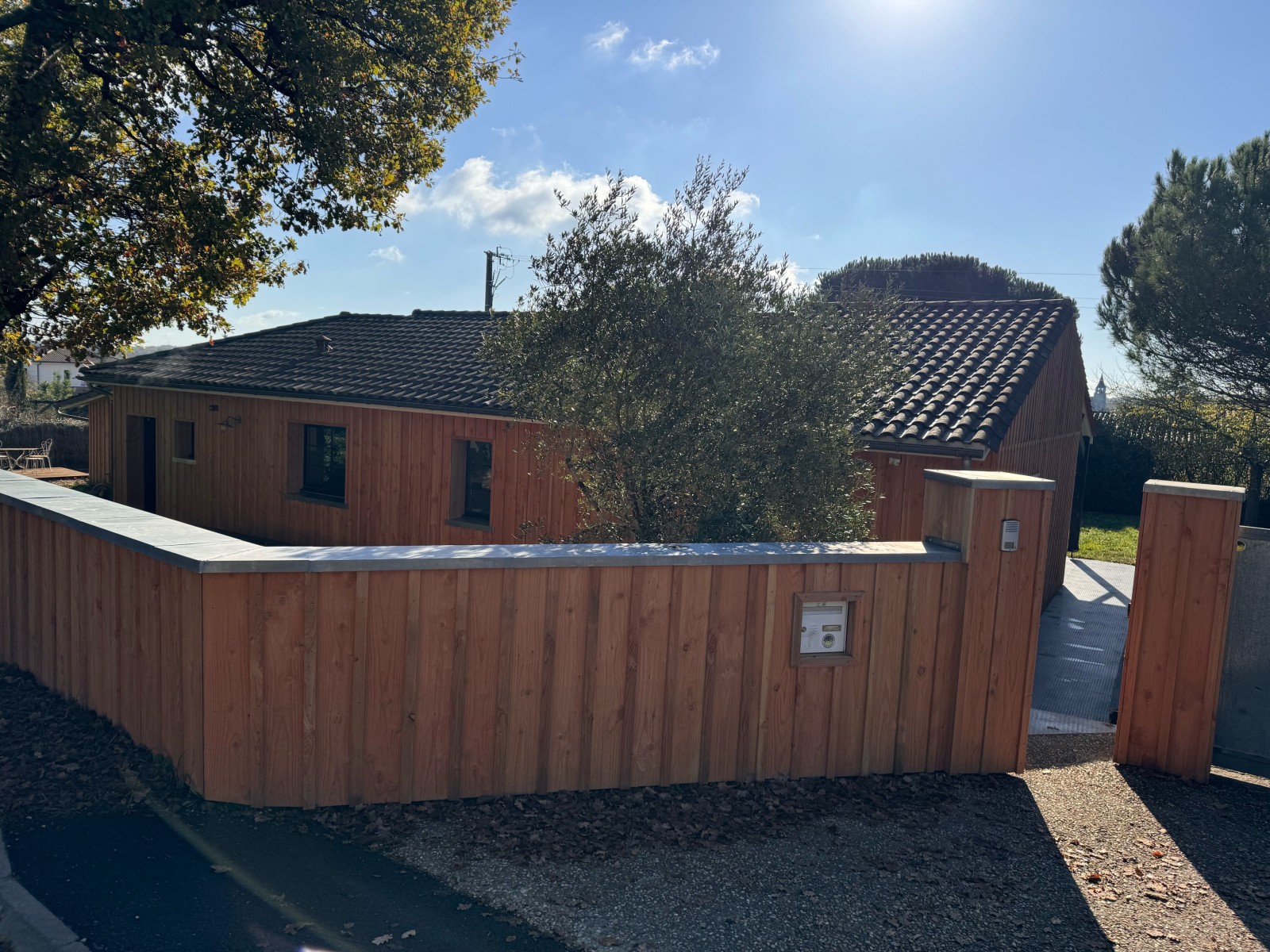 Pose de clôture bois verticale – Gironde Clôture en bardage Douglas posée verticalement pour un effet contemporain. 20 mètres linéaires d’un habillage bois chaleureux, complété par une coiffe en zinc élégante et résistante.