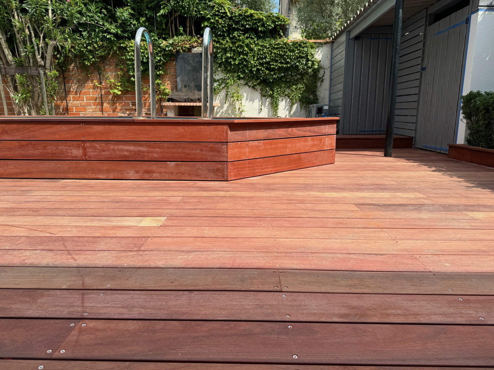 Habillage piscine hors-sol en padouk pour un rendu esthétique et fonctionnel à Bordeaux