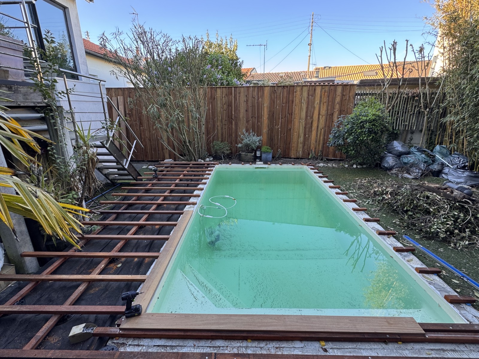 Mise en place de la structure bois pour terrasse en Cumaru sur plots à Bordeaux