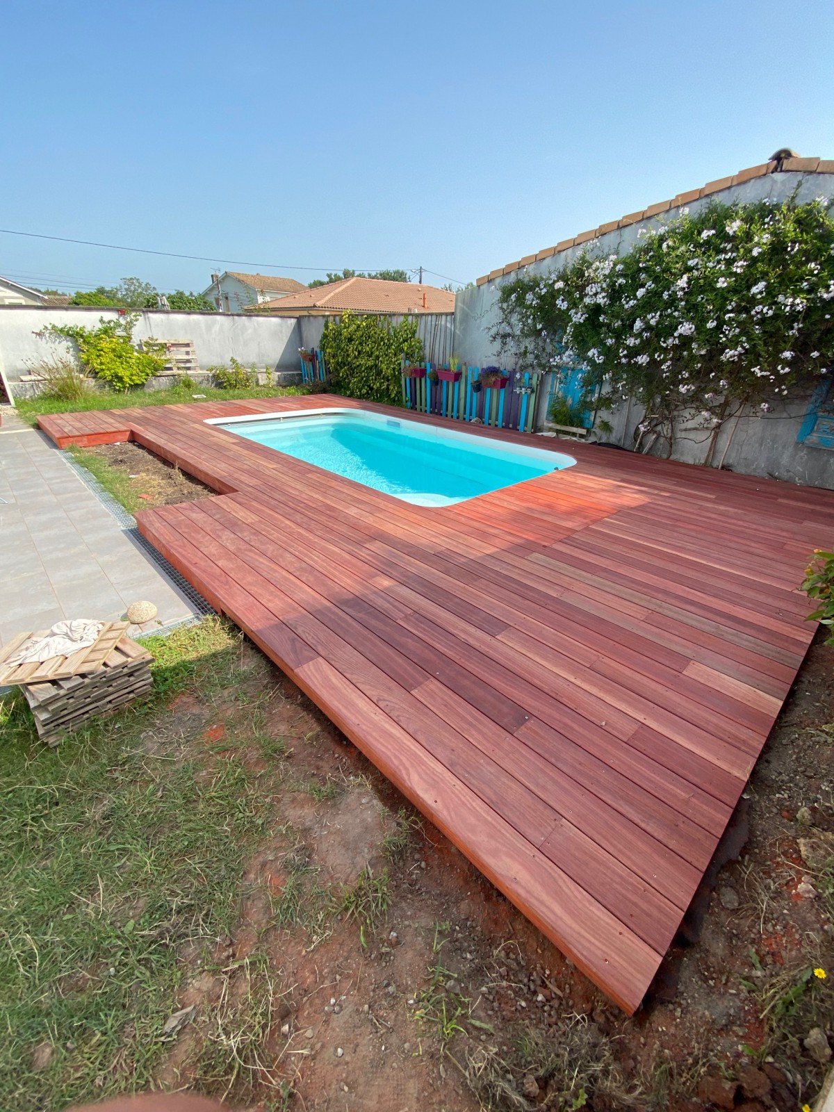 Création d’une terrasse en bois exotique padouk de 65 m² avec caillebotis et trappe pour la pompe de la piscine intégré dans la terrasse à tresses près de Bordeaux