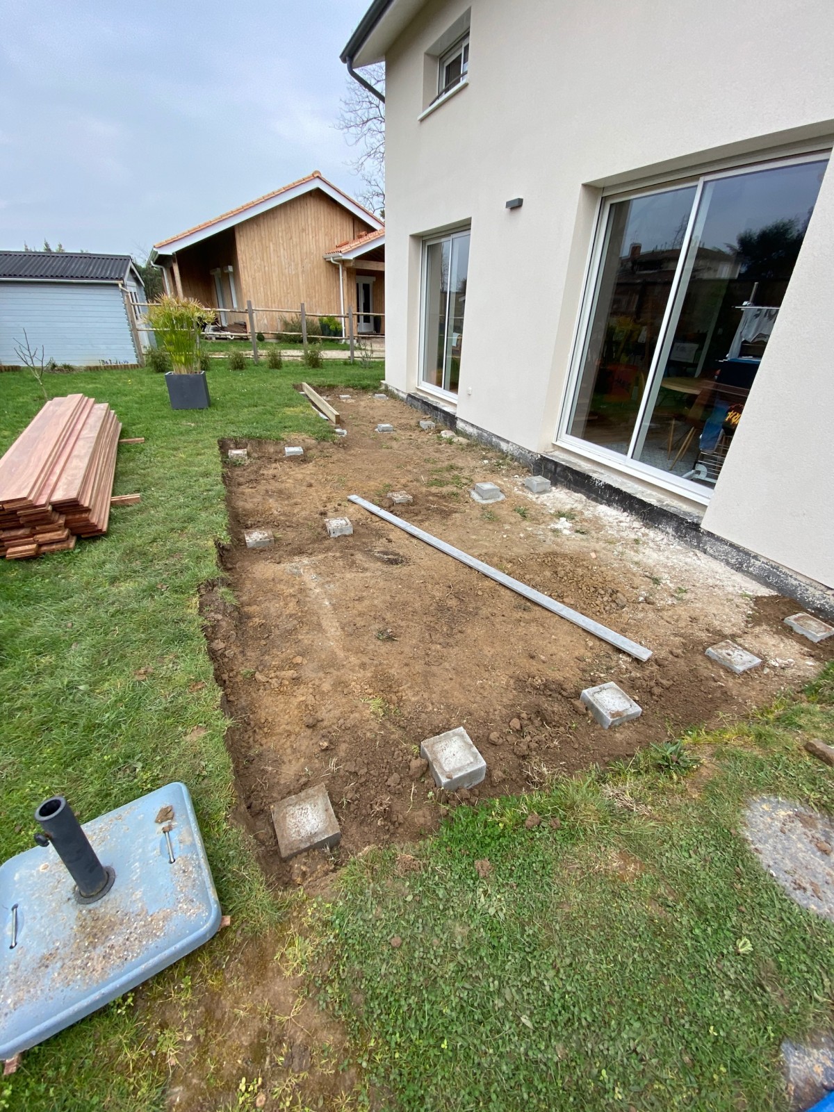 début du chantier pose de plots bétons pour création reception de structure terrasse bois exotique bouliac près de bordeaux