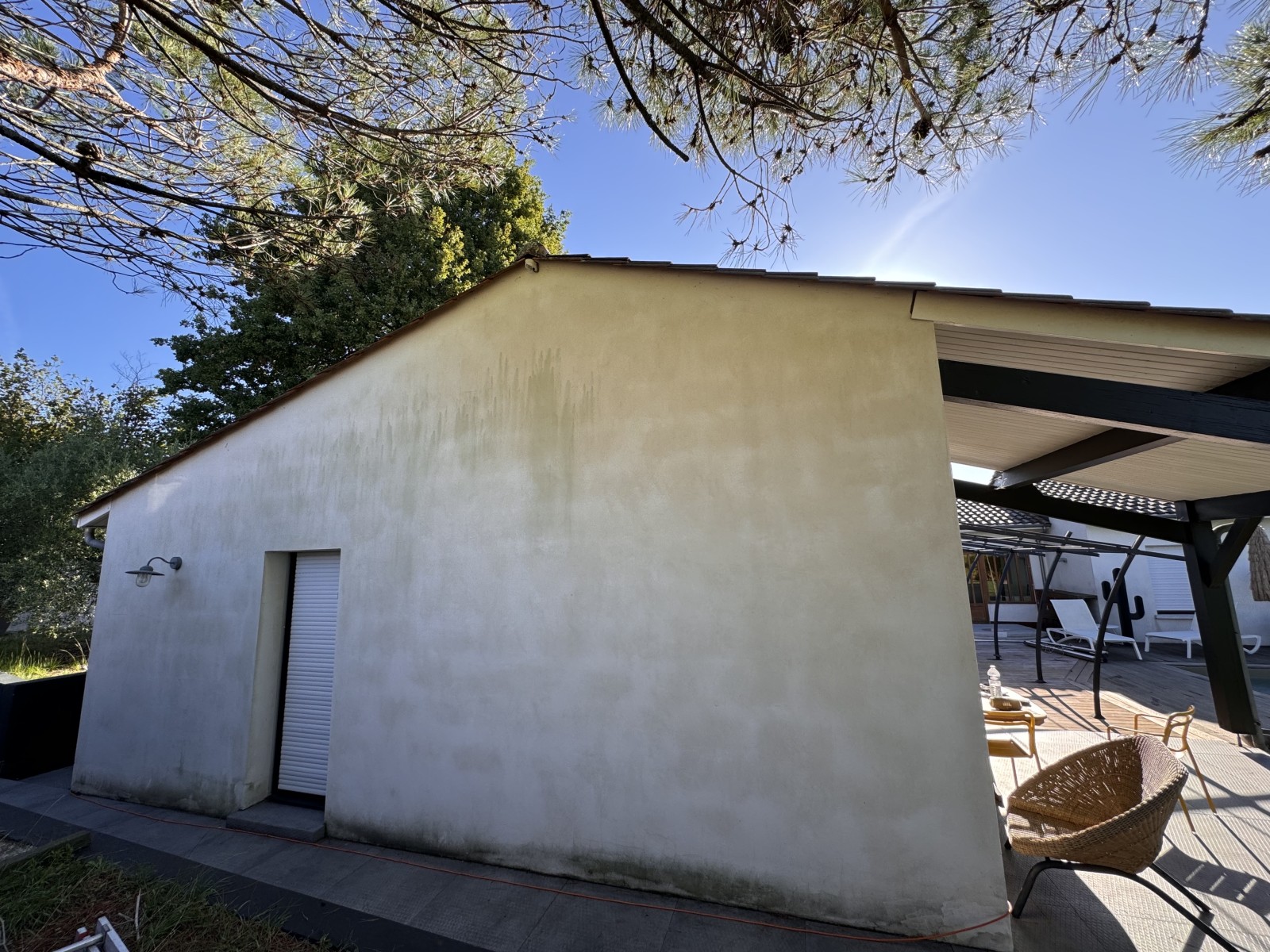 Avant travaux à Pompignac : façade nécessitant une rénovation complète avant la pose du bardage Douglas style arcachonnais. Préparation du support pour garantir un résultat durable sur 350 m².