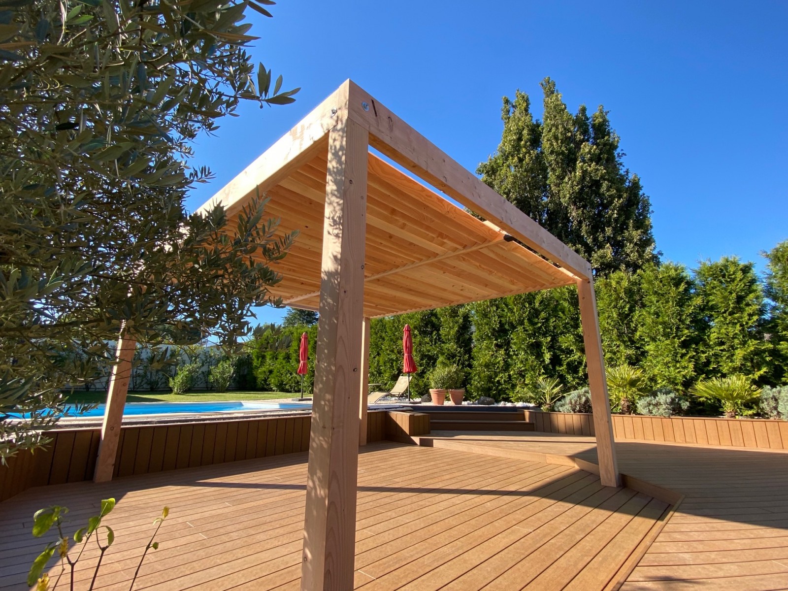 Vue d’Ensemble d’une Pergola Bioclimatique en Bois Près de Bordeaux