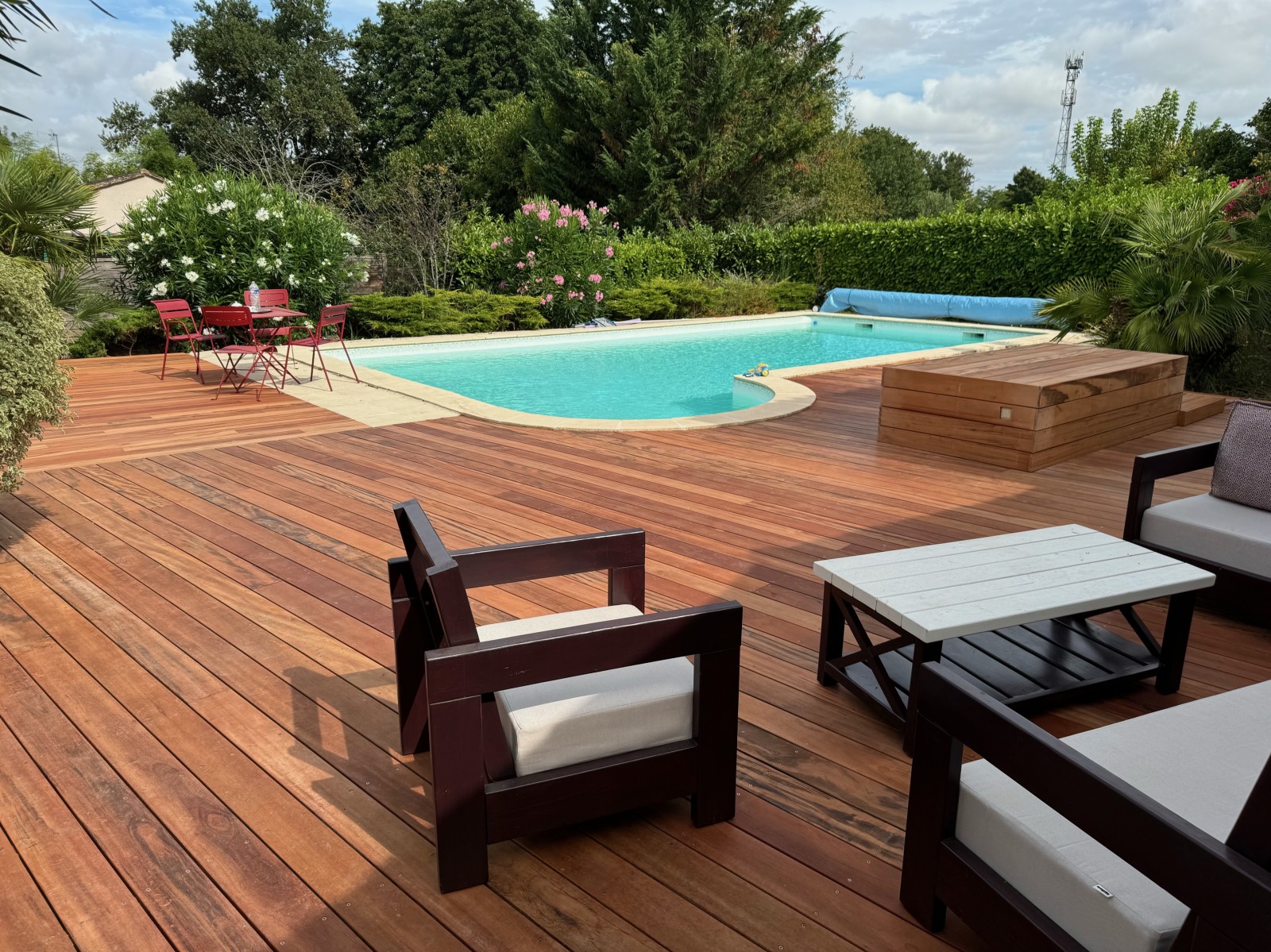 Sublimez votre extérieur : Terrasse en Tiger Wood autour de la piscine, offrant une belle surface de détente et un accès pratique grâce à la trappe coulissante intégrée