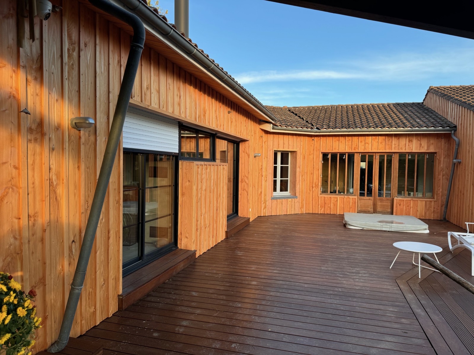 Réalisation d’un bardage en Douglas alliant esthétisme, solidité et protection. Un aménagement extérieur sur mesure qui valorise l’entrée d’une propriété à proximité de Bordeaux.