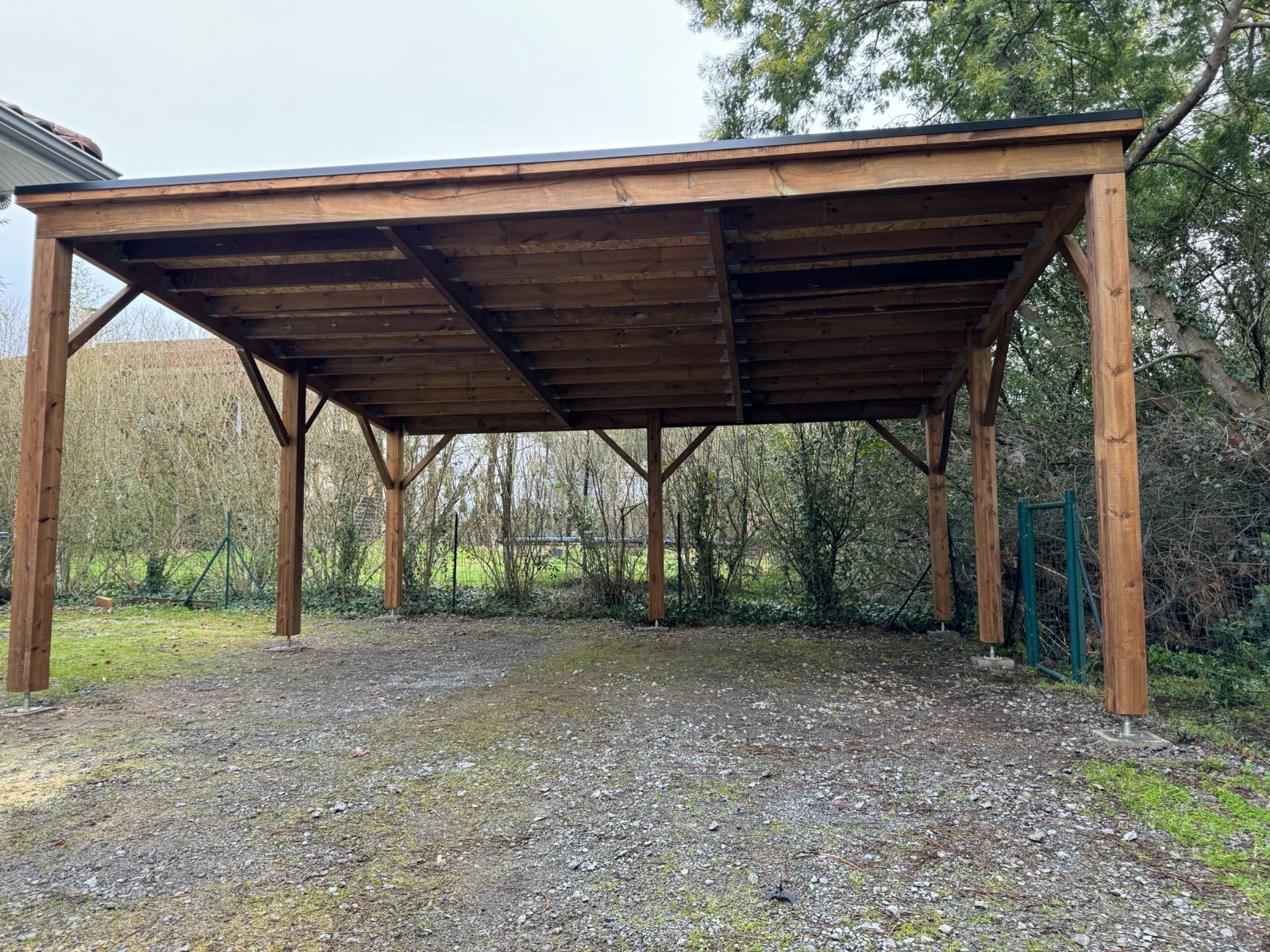Grand carport en bois avec toit en bardeau bitumé – Abri robuste en nord-Gironde