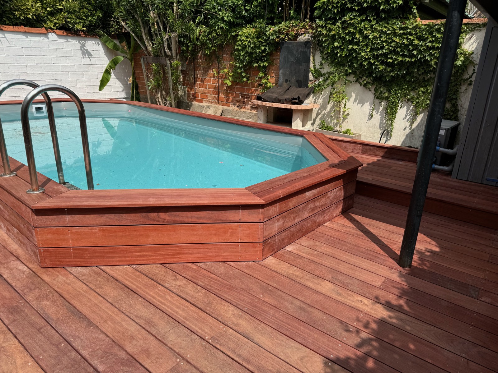 Terrasse en padouk de 70 m² avec piscine hors-sol réalisée à Bordeaux par Decobois33