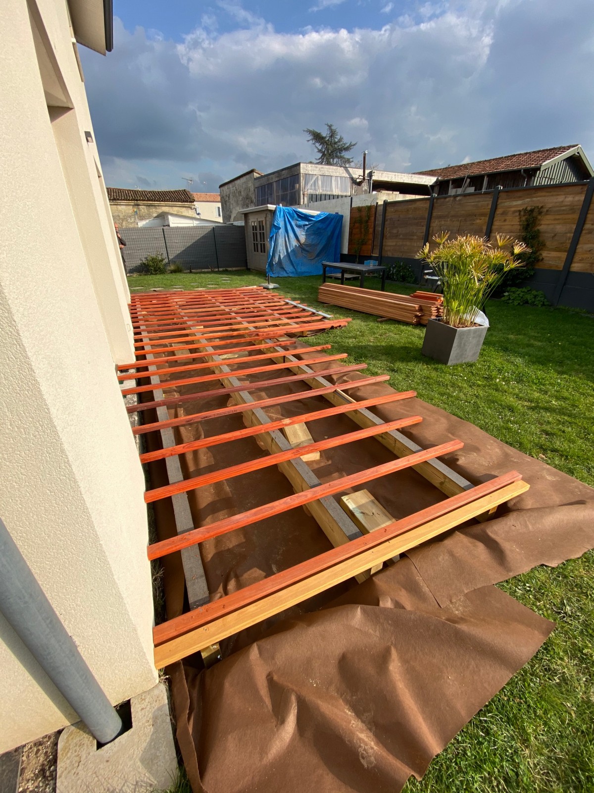 Création d’une terrasse en bois exotique cumaru de 40 m2 à Saint Caprais de bordeaux près de Bouliac