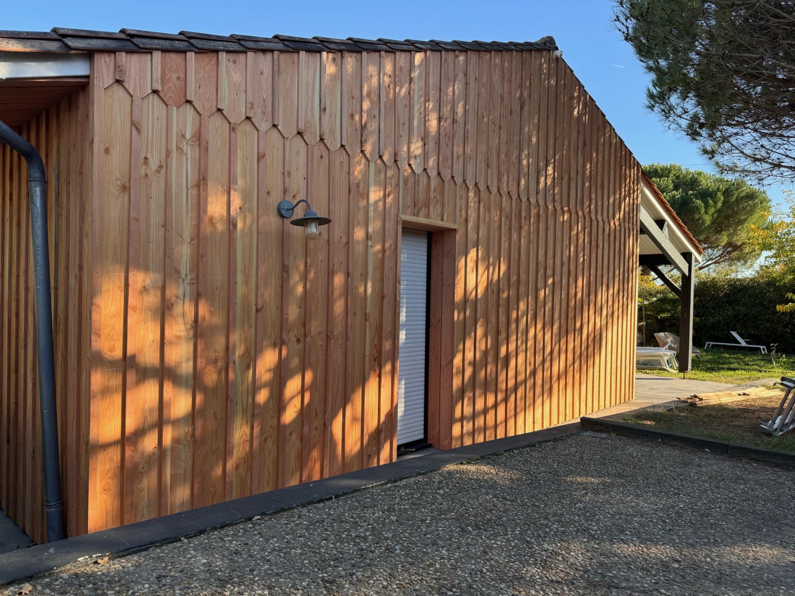 Rénovation complète avec pose d’un bardage Douglas style arcachonnais à Pompignac (33). 350 m² de façade transformés pour une isolation renforcée et un rendu chaleureux inspiré des villas du Bassin d’Arcachon.